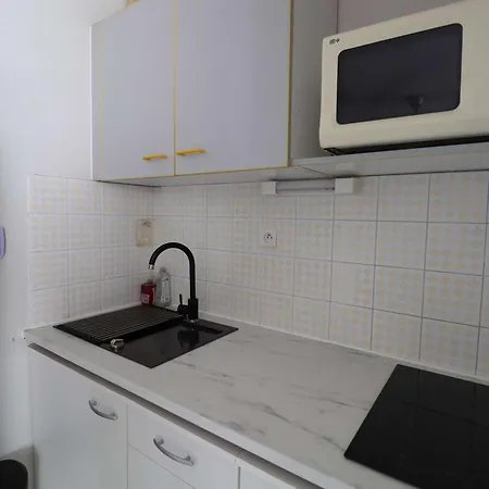 2 Pièces Climatisé Avec Parking, Proche - Fr-1-307-254 Appartement